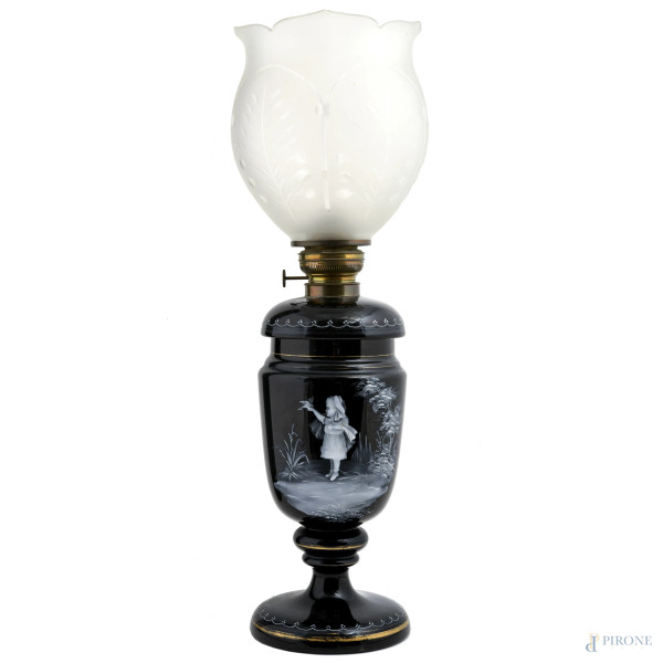 Lampada da tavolo in opalina nera con decorata a monocromo con fanciulla e volatile. Plafoniera in vetro molato, altezza complessiva cm 67