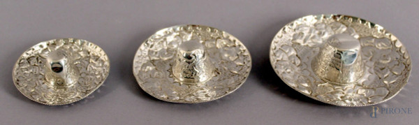 Lotto composto da tre modellini di sombrero in argento, altezza max. 3 cm, diametro 11,5, gr. 100,