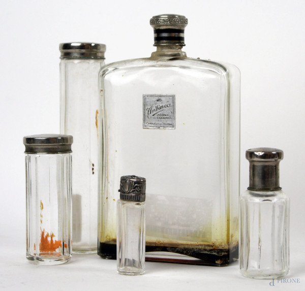 Lotto di cinque portaprofumi in vetro con tappi in argento e metallo argentato, alt. max cm 18,5, (difetti)