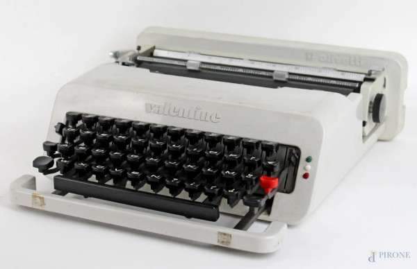 Macchina da scrivere Olivetti, modello Valentine, design di Ettore Sottsass, anni &#39;60, in metallo smaltato bianco, con custodia originale.