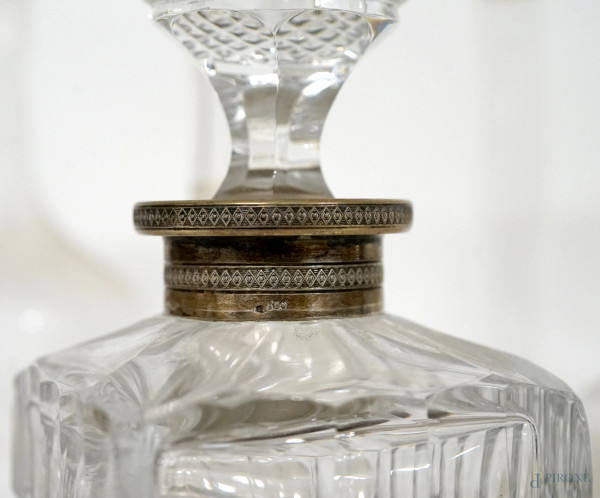 Lotto composto da 13 bottiglie in cristallo controtagliato e vetro molato, con finiture in argent...