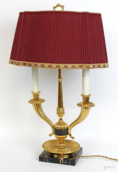Lampada bouillotte da tavolo in ottone a due luci, paralume bordeaux con ricami dorati, cm h 55, anni '40,  (meccanismo da revisionare).