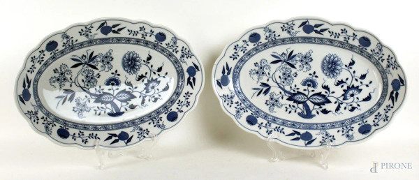 Due vassoi in porcellana bianco e blu, decori a motivi floreali e vegetali, cm 26x39, Hutschenreuther, Germania, XX secolo