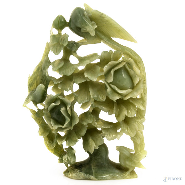 Scultura in giada raffiguranti volatili, XX secolo, altezza cm 28, (Segni di usura, mancanze)