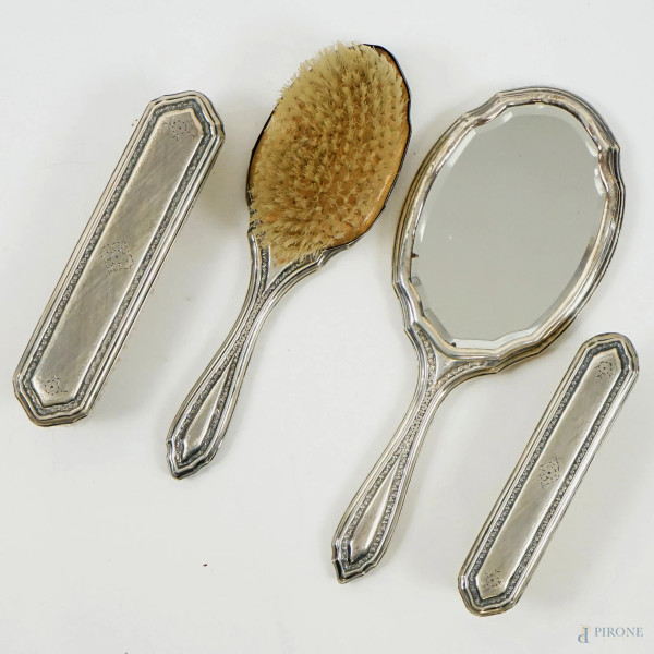 Set da toeletta rivestito in argento (4 pz.), composto da tre spazzole ed uno specchio, misure max cm 27,5x11,5, metà XX secolo, (difetti).