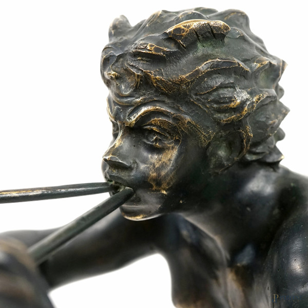 Scultura in bronzo raffigurante un fauno, XX secolo, altezza cm 65,5, (difetti)