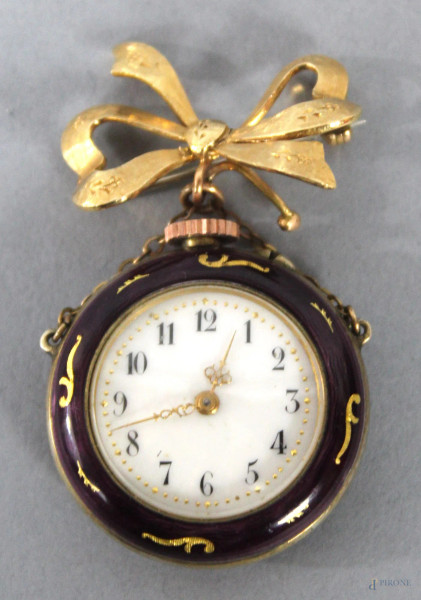 Orologio con spilla in oro 18 kt, e smalti, diametro orologio 3 cm, inizi XIX secolo, (funzionante).