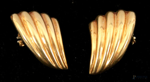 Lotto composto da un paio di orecchii in oro 18 kt, (parentesi) gr. 9,9.
