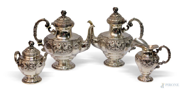 Servizio da thè e caffè in argento sbalzato e cesellato a motivi di foglie d'acanto, composto da quattro pezzi, gr.2500