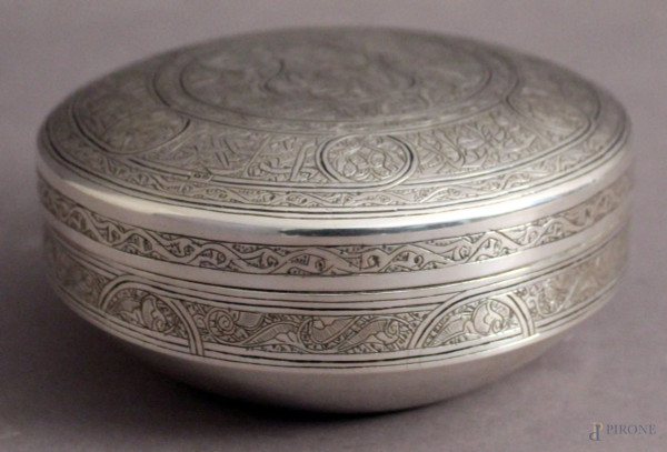 Cofanetto di linea tonda in argento cesellato e niellato a motivi arabeschi, cm 6 x 13, gr. 300.