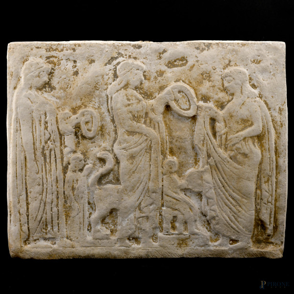 Placca in terracotta dipinta a finto marmo con rilievo di ispirazione classica, XX secolo, cm 34x42,5, (segni del tempo)