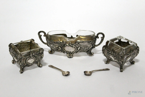 Lotto di tre salierine in argento sbalzato complete di vaschette in vetro, fine XIX sec.