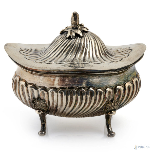 Zuccheriera in argento 800/000 cesellato poggiante su quattro piedini con presa a foggia di bocciolo, cm 14x15,5x11,5 , peso gr 460
