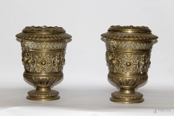 Coppia di vasi in ottone sbalzato, primi Novecento, H 35 cm.