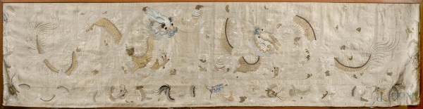 Tessuto decorativo ricamato con dragoni, XX secolo, cm 241x57, (segni di usura, lacerazioni, consunzione, difetti)