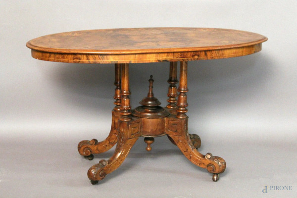 Tavolino da salotto di linea ovale in noce e radica con intarsi e filetti in bosso, poggiante su quattro gambe, XIX sec, h 60x102x56 cm.