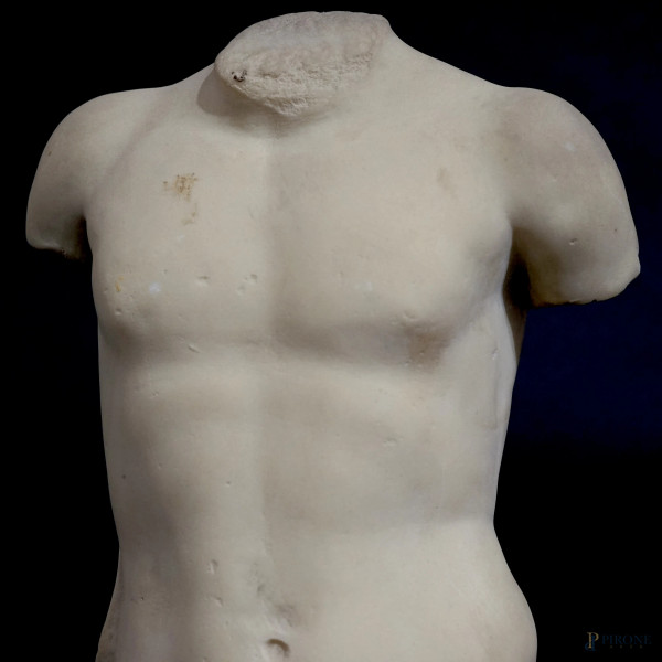 Torso virile in stile classico, XX secolo, polvere di marmo, cm 44x21x14, iscritto alla base "Edi...