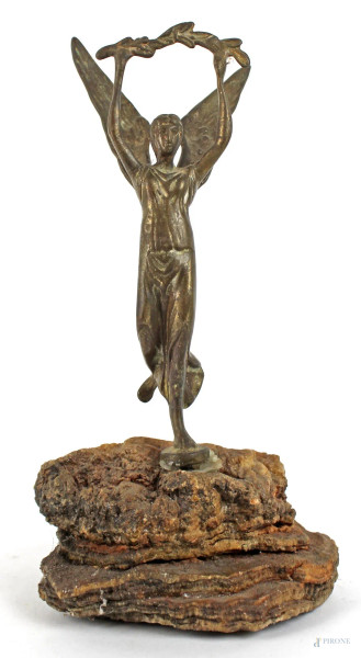 Vittoria alata in bronzo, altezza cm. 22, base in pietra, XX secolo.
