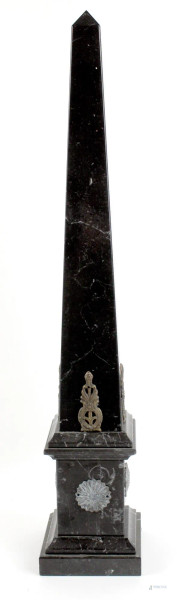 Obelisco in marmo nero del Belgio, base a plinto, applicazioni in bronzo, altezza cm. 51,5, XX secolo.