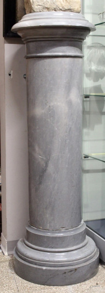 Colonna in marmo, altezza 108 cm, fine XIX secolo.