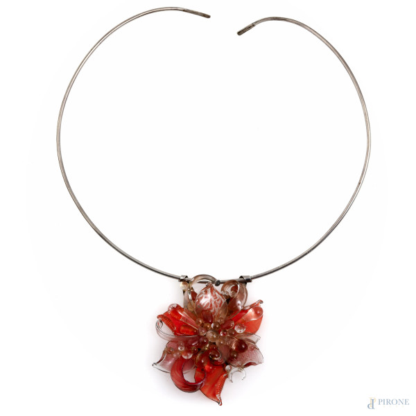 Collana rigida in argento con pendente a forma di fiore in vetro nei toni dell'arancio, lunghezza collana cm 46 circa, peso gr. 7, dimensioni ciondolo cm 6