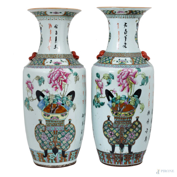 Coppia di vasi in porcellana cinese policroma decorata a motivi floreali, geometrico e ideogrammi,  XX secolo, altezza massima cm 59, (segni di usura, difetti di cottura)