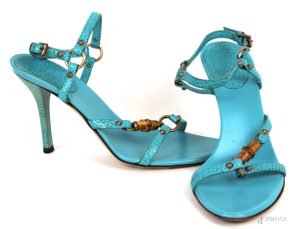 Gucci, sandali color turchese con cinturino alla caviglia e applicazioni, numero 36 1/2, altezza tacco cm 9, (difetti).