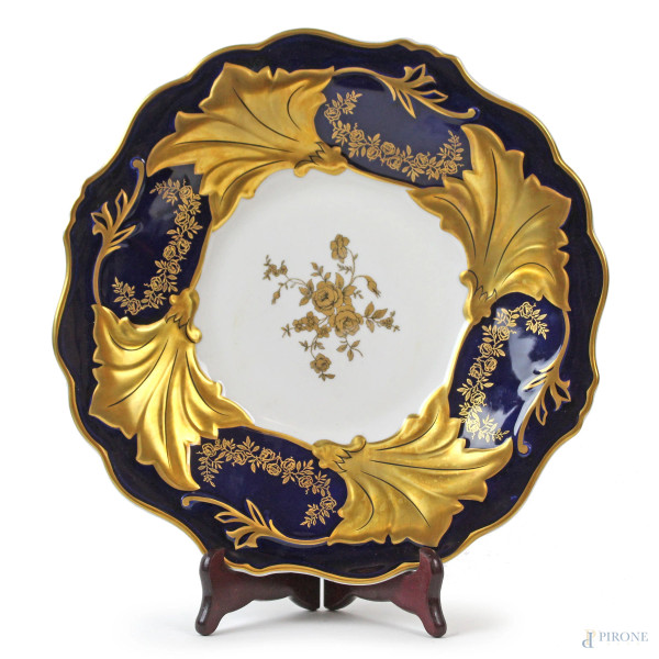 Centrotavola da frutta in porcellana bianca, tesa color cobalto e oro, riserva con decoro a motivi floreali, marchio Echt Weimar Kobalt, XX secolo, diametro cm 32.