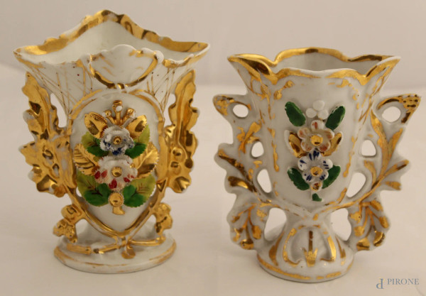 Lotto di due vasi portafiori in porcellana a decoro di fiori con particolari dorati, h. 18 cm.