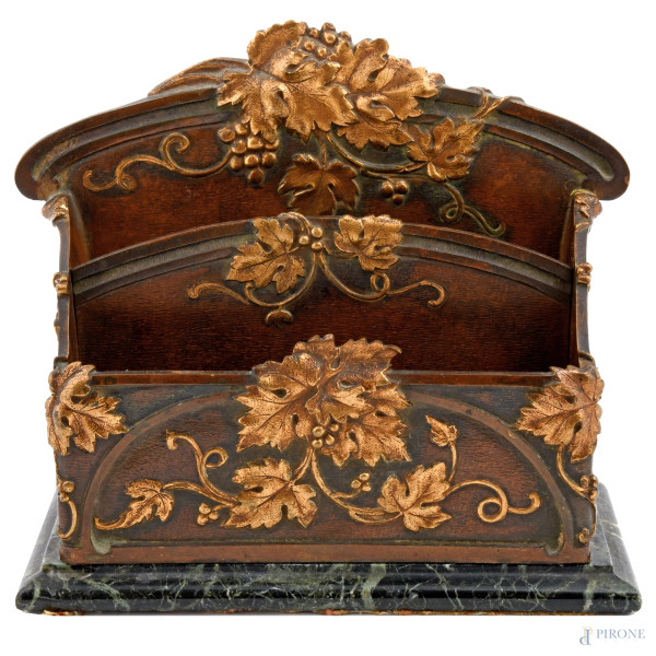 Portalettere in bronzo brunito con decori a rilievo a tralci d'uva dorati, firmato al lato. Base in marmo. XX secolo, cm 17x19x9,5
