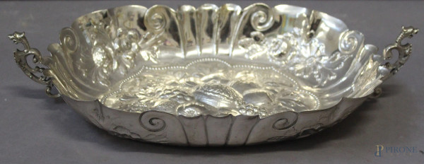 Centrotavola di linea ovale in argento sbalzato, gr. 220, h.max. 5x29x17 cm