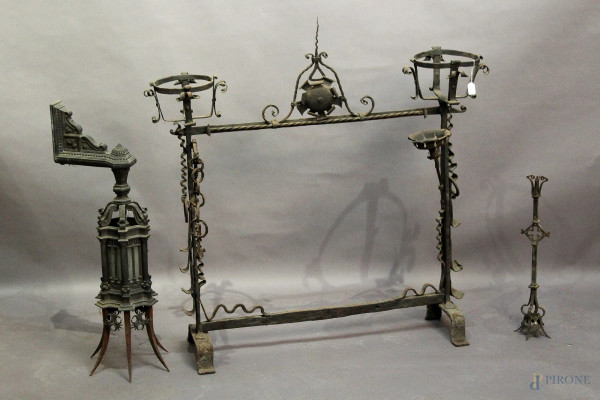 Lotto composto da un avanti camino ed una lampada in ferro battuto, inizi XX sec., H massima 100 cm.