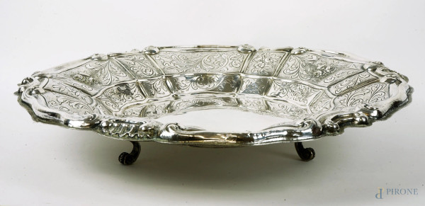 Grande centrotavola in argento sbalzato e cesellato a motivi fogliacei, alt. cm 7, diam. cm 39, XX secolo, peso gr. 950