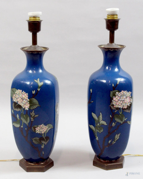 Coppia di vasi cloisonn&#232; montati a lampada, fondo blu e decori a motivi floreali, altezza cm. 51, manifattura orientale, XX secolo.