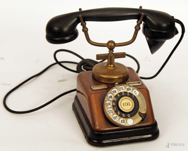 Vecchio telefono in metallo con contatore a vista