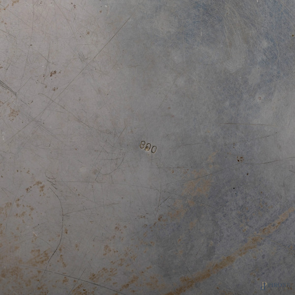 Lotto di tre piatti in argento 800/000, diametro massimo cm 28,5, peso complessivo gr 1130