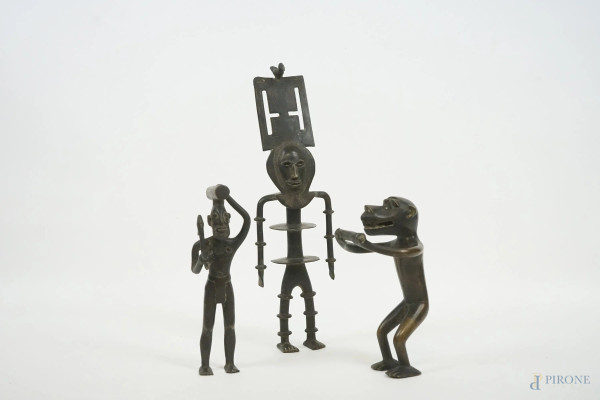 Tre sculture in bronzo, arte africana, alt. max cm 36