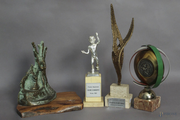 Lotto composto da quattro premi al Maestro Rolando Nicolisi ricevuti nella sua carriera artistica a soggetti diversi, H massima 41 cm.
