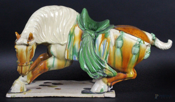 Cavallo, scultura in maiolica smaltata, cm 26x46x15, manifattura orientale, metà XX secolo, (difetti)