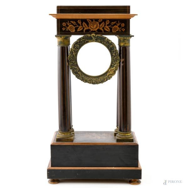 Struttura a tempietto in stile Carlo X per orologio in legno impiallacciato e intarsiato in varie essenze profilo per quadrante circolare in metallo dorato e cesellato, XX secolo, cm 46x25x14,5, (segni di usura, scalfiture, difetti)