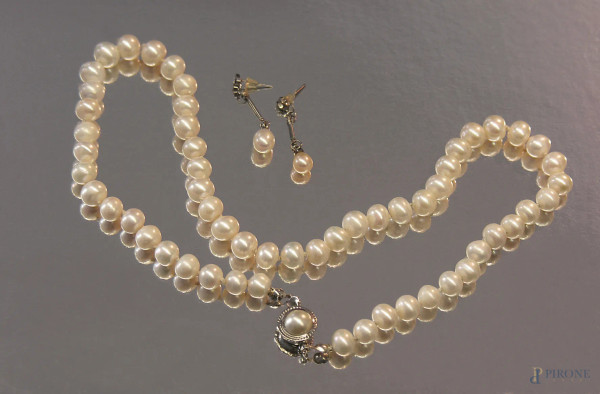 Parure tipo Chanel composta da collana e coppia di orecchini di perle vere.