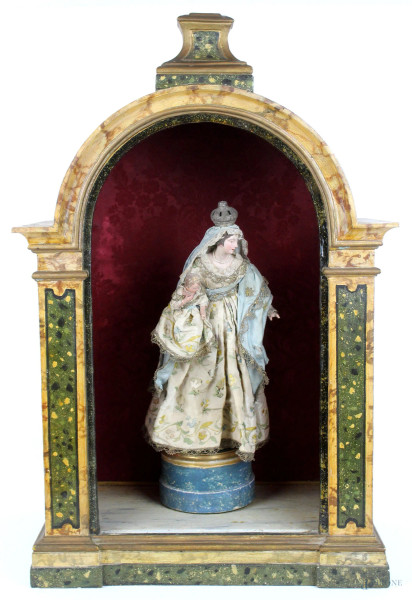 Madonna con Bambino in terracotta, entro teca in legno laccato e dipinto a finti marmi, cm h 68x43x26, XIX secolo, (difetti)