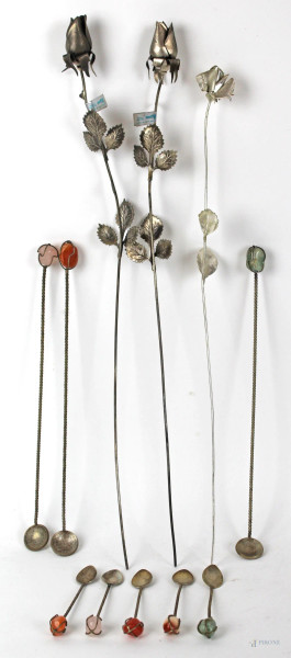 Lotto di otto cucchiani e tre rose in metallo argentato, XX secolo, lunghezza max cm. 44