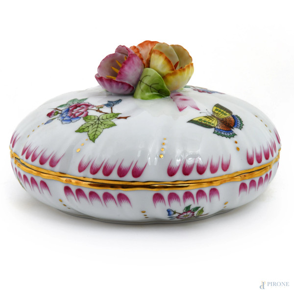 Portabonbon in porcellana Herend di forma circolare polilobata con decori policromi a motivi floreali e farfalle. Coperchio con presa a foggia di fiori in rilievo, XX secolo, cm 9,5x16,5, (difetti)