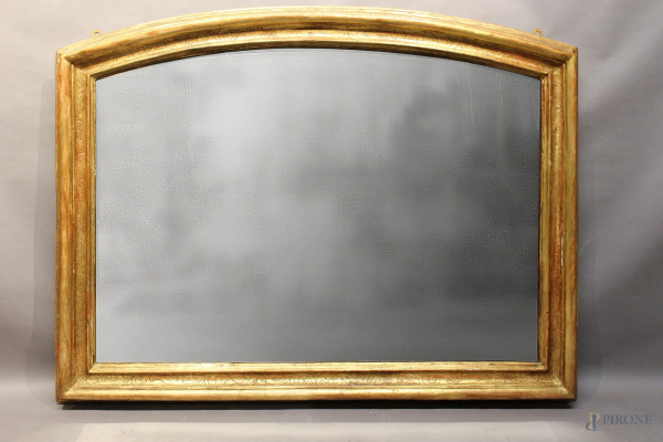Specchiera di linea rettangolare con parte superiore a volta, particolari incisi, XVIII sec., cm 117 x 156.