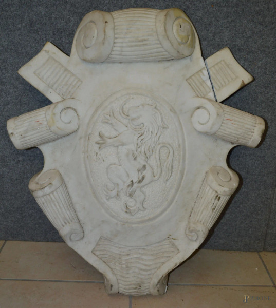 Antico stemma araldico in marmo, (difetti), h.61x52 cm.