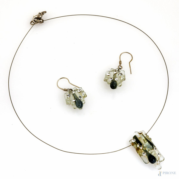 Parure di collana e orecchini in metallo, pasta vitrea e zirconi