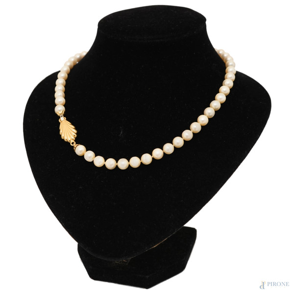 Collana di perle con chiusura in oro 18 kt, lunghezza cm 60