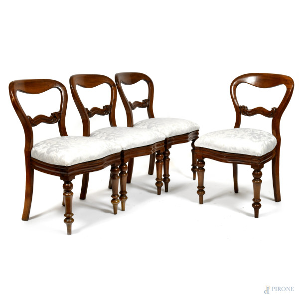 Lotto di quattro sedie in mogano intagliato con seduta imbottita e rivestita in tessuto bianco a motivi floreali, XX secolo, cm 84,5x48x44, (segni di usura, scalfiture, difetti)