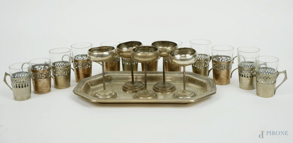 Lotto composto da un vassoio sagomato, 12 bicchierini e 5 coppette in vetro ed argento, misure max cm 21x12, XX secolo, peso gr. 275 circa, (lievi difetti).